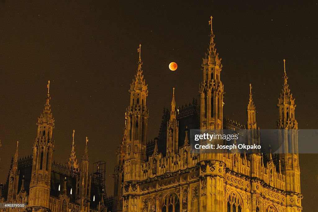 A Total Lunar Eclipse Spawns Blood Supermoon