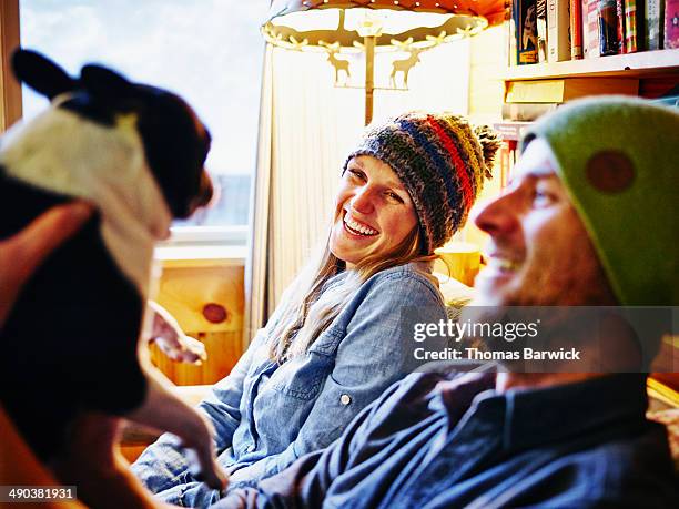 husband and wife sitting on couch holding dog - real wife sharing 個照片及圖片檔