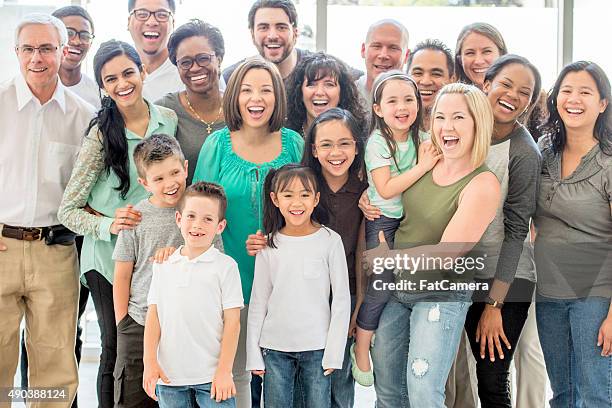 multi-generationen gruppe von personen - wiedersehenstreffen stock-fotos und bilder