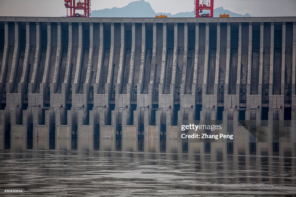 The spillway, middle of the dam body, in water-retaining...