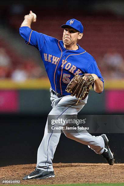 Tim Stauffer of the New York Mets pitches against the Cincinnati Reds at Great American Ball Park on September 25, 2015 in Cincinnati, Ohio.