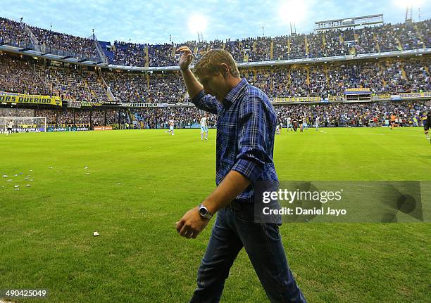Martin Palermo, coach of Arsenal, greets fans before a match between Boca Juniors and Arsenal F.C. As part of 16th round of Torneo Final 2014 at...
