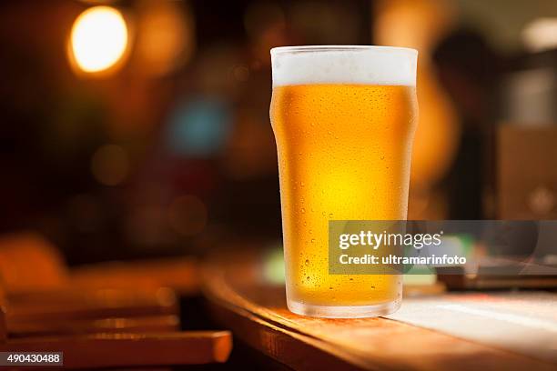 vaso de cerveza fría cubierto con gotas de agua de condensación - beer fotografías e imágenes de stock