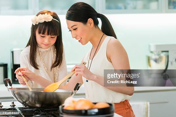 família chinesa - asian mother cooking imagens e fotografias de stock