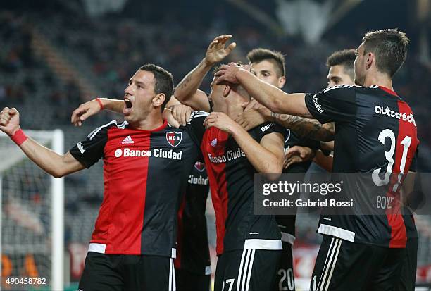 Denis Rodriguez of Newell's Old Boys celebrates with his teammates after scoring the second goal of his team during a match between Estudiantes and...