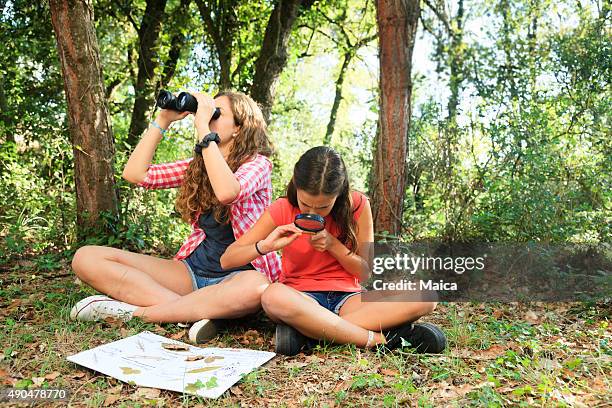 niñas explorar la naturaleza - sitting on floor fotografías e imágenes de stock