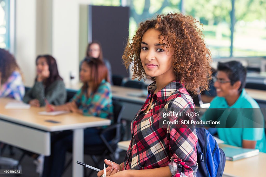 Schöne Teenager high school student lächelnd vor dem Kurs