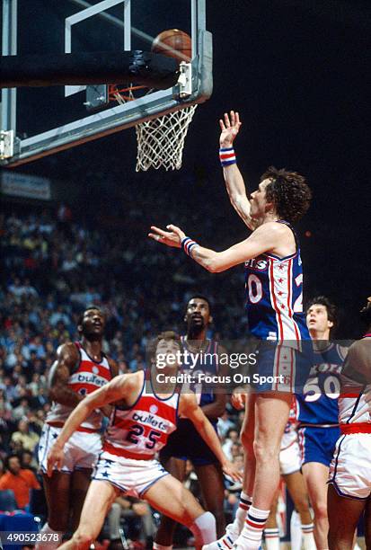 Doug Collins of the Philadelphia 76ers shoots against the Washington Bullets during an NBA basketball game circa 1977 at the Capital Centre in...