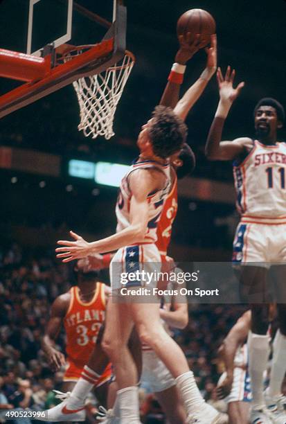 Doug Collins of the Philadelphia 76ers in action against the Atlanta Hawks during an NBA basketball game circa 1977 at The Spectrum in Philadelphia,...