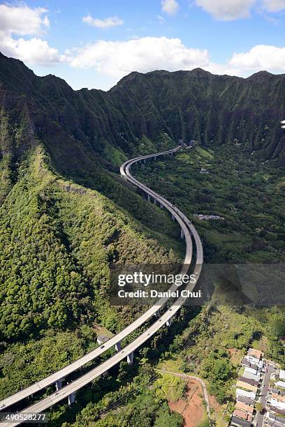 h-3 interstate highway "john a. burns freeway" - halawa valley stock pictures, royalty-free photos & images