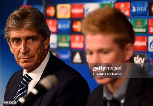 Head coach Manuel Pellegrini is seen next to Kevin de Bruyne during a Manchester City press conference on the eve of the UEFA Champions League groupe...