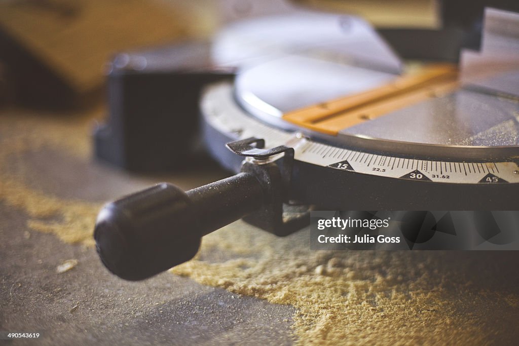 Compound miter saw