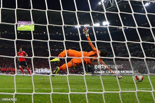 Benfica's Paraguayan forward Oscar Cardozo fails to score a penalty against Sevilla's Portuguese goalkeeper Beto during the UEFA Europa league final...