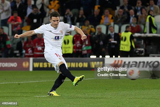 Kevin Gameiro of Sevilla scores the winning penalty during the UEFA Europa League Final match between Sevilla FC and SL Benfica at Juventus Stadium...