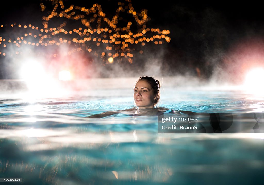 Schöne Frau, die Schwimmen im pool mit Dampfbad.