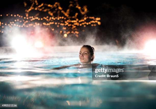 belle femme nager dans une piscine avec sauna. - piscine thermale photos et images de collection