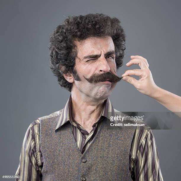 mujer con la mano del hombre adultos tiran de un bigote manillar - bigote manillar fotografías e imágenes de stock