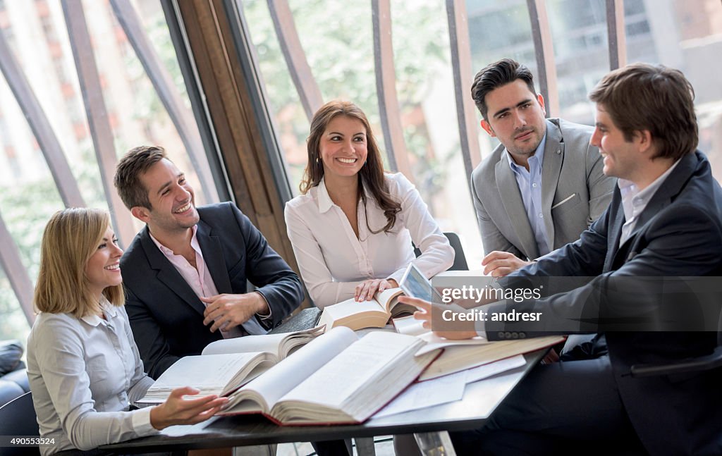 Groupe de personnes dans une réunion d'affaires 