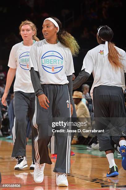 Candice Wiggins of the New York Liberty warms up against the Indiana Fever during game Three of the WNBA Eastern Conference Finals at Madison Square...