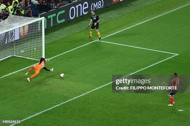 Benfica's Spanish forward Rodrigo Machado fails to score a penalty against Sevilla's Portuguese goalkeeper Beto during the UEFA Europa league final...