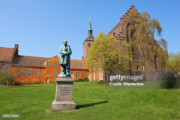 h.  c.  andersen und st. knud's cathedral - odense stock-fotos und bilder