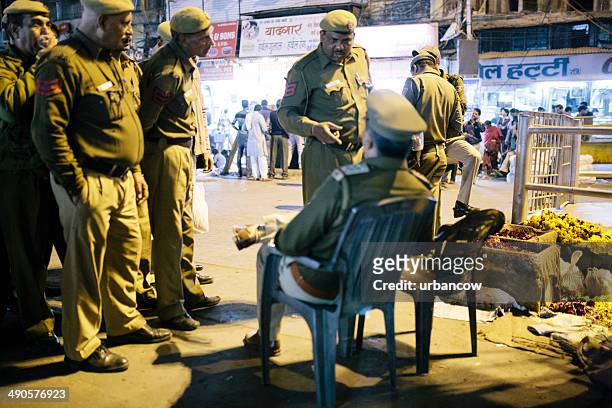 busy delhi police at night - indian police officer image with uniform stockfoto's en -beelden