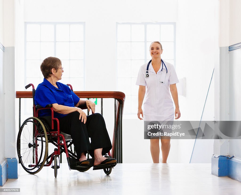 Sorridente enfermeira pratica escadas para participar em doentes idosos