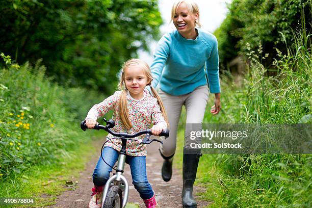 giving a helping hand - cycling class stock pictures, royalty-free photos & images