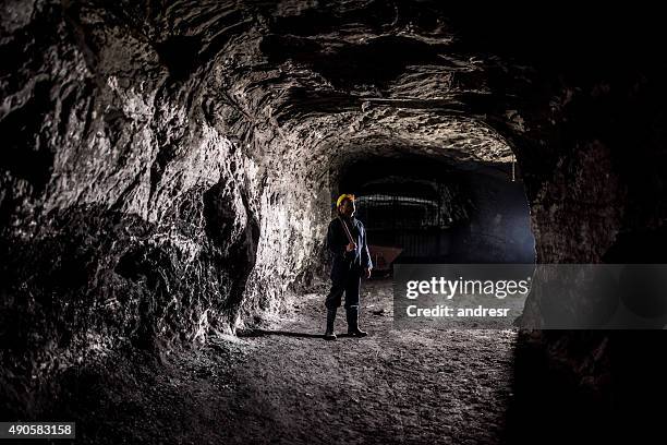 minero trabajando en una mina subterránea - bajo tierra fotografías e imágenes de stock