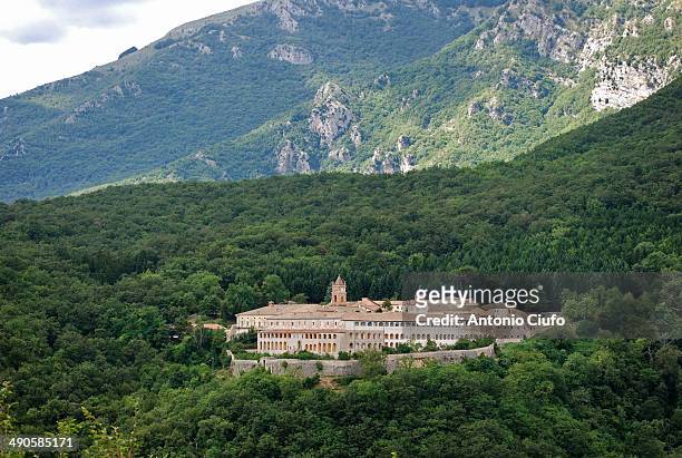 ernici mountains with trisulti abbey - abbazia foto e immagini stock