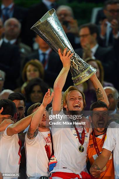 Ivan Rakitic of Sevilla lifts the Europa League trophy during the UEFA Europa League Final match between Sevilla FC and SL Benfica at Juventus...