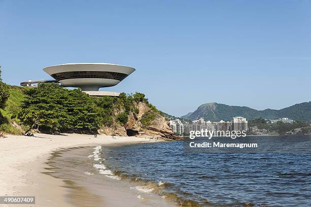 contemporary art museum at niteroi - oscar niemeyer imagens e fotografias de stock