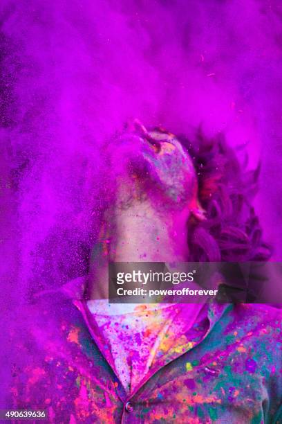 junger mann holi festival feiern in indien - festival of colour stock-fotos und bilder