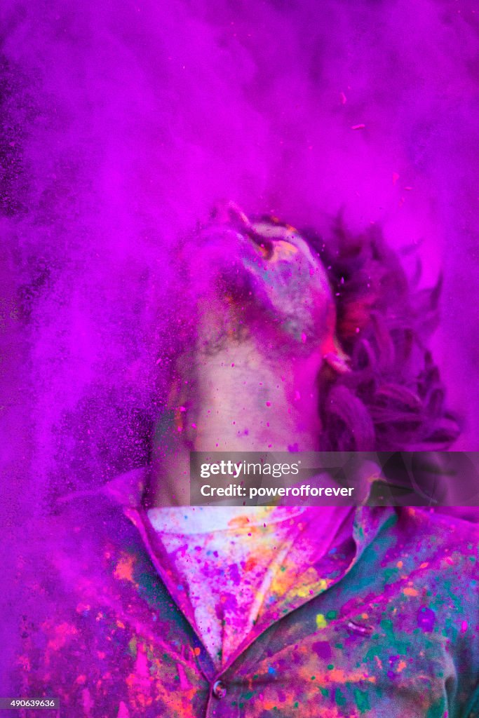 Jovem celebrar o Festival de Holi na Índia