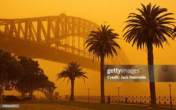 sydney harbour bridge during sept 2009 dust storm - dust storm stock pictures, royalty-free photos & images