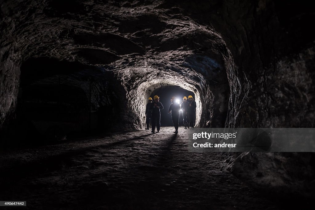Gruppe von Männern in einer Mine