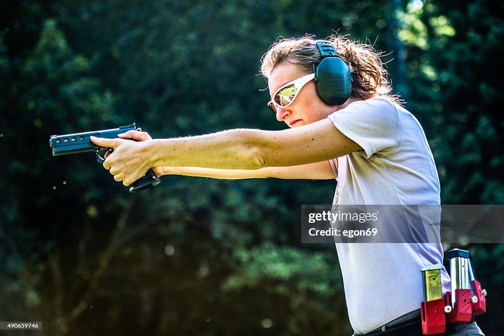 Mujer señalando una pistola