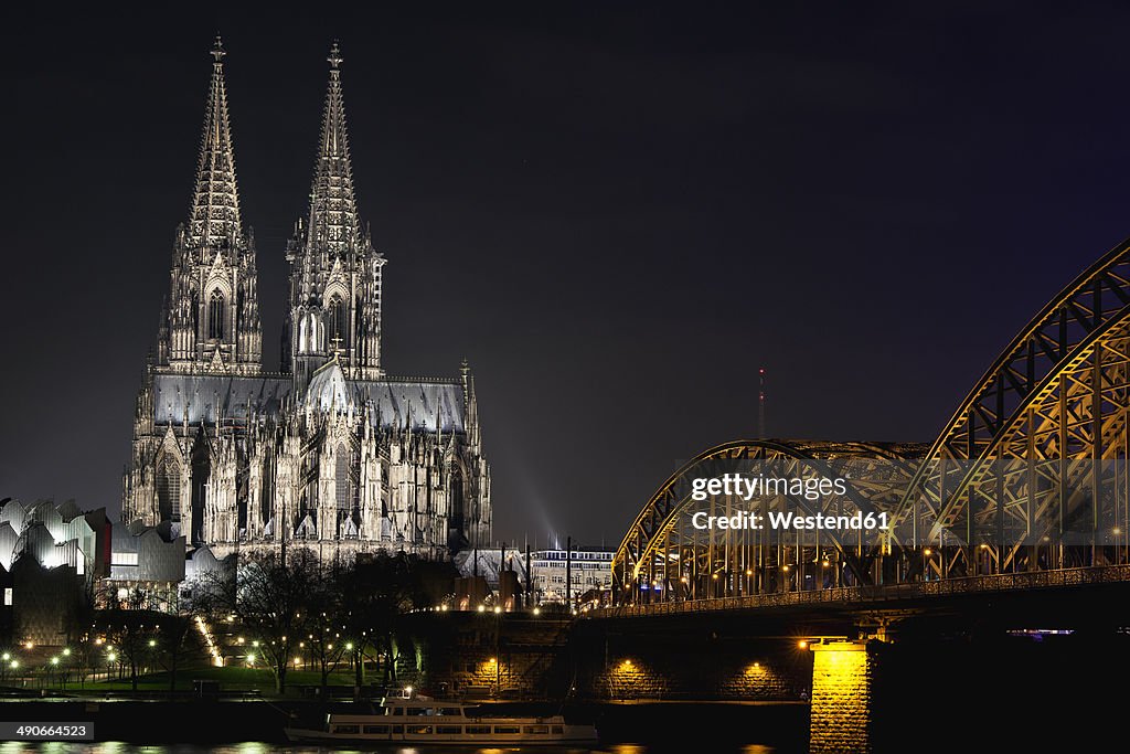 Germany, North Rhine-Westphalia, Cologne, Cologne Cathedral and Hohenhollern Bridge over the Rhine river by night