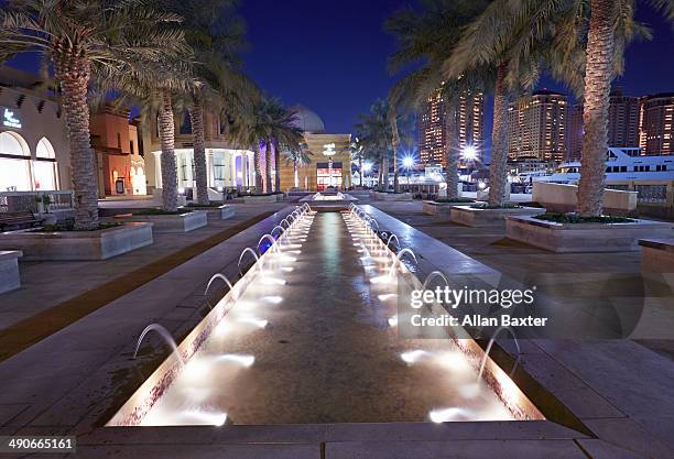 fountain at night in pearl marina in doha - the pearl qatar fotografías e imágenes de stock