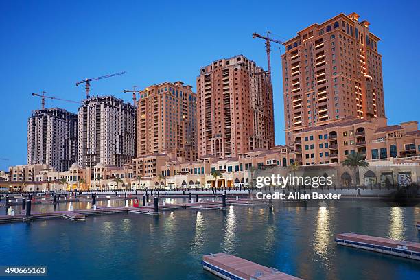 apartments at the pearl marina in doha - doha pearl stock pictures, royalty-free photos & images