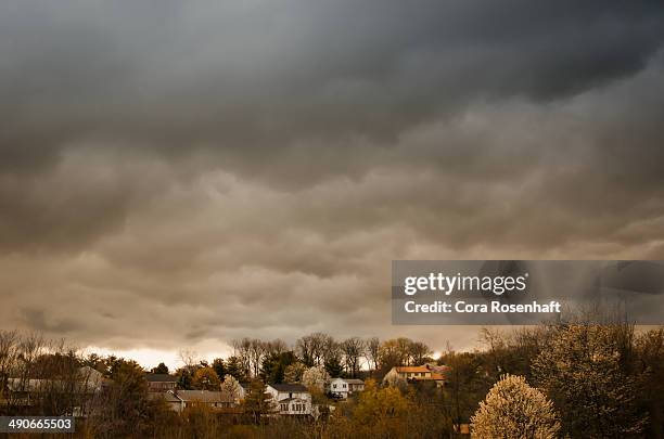 suburban storm clouds - damascus - fotografias e filmes do acervo