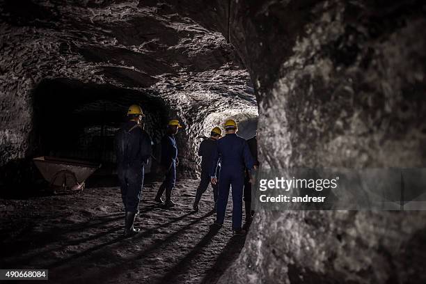 grupo de mineros que trabajan en la mina - mine shaft fotografías e imágenes de stock