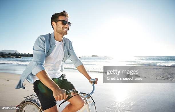 enjoying the therapeutic feelings of the sea - bike beach stockfoto's en -beelden