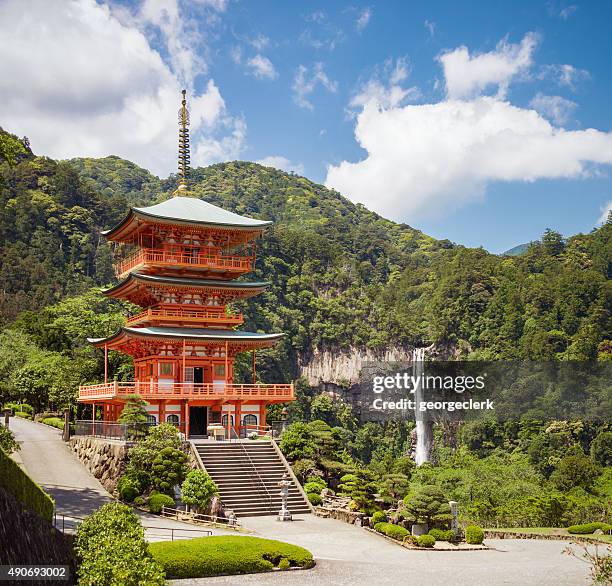 idilliaca sanjūdō pagoda, giappone-kumano di nachi taisha - pagoda foto e immagini stock