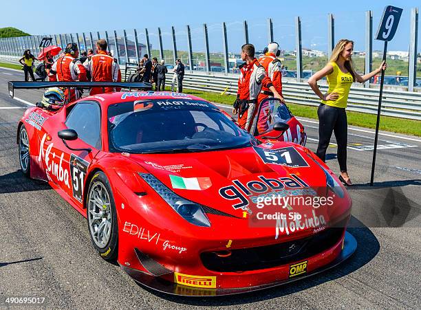 ferrari 458 italia gt3 am anfang grid - hostessen stock-fotos und bilder