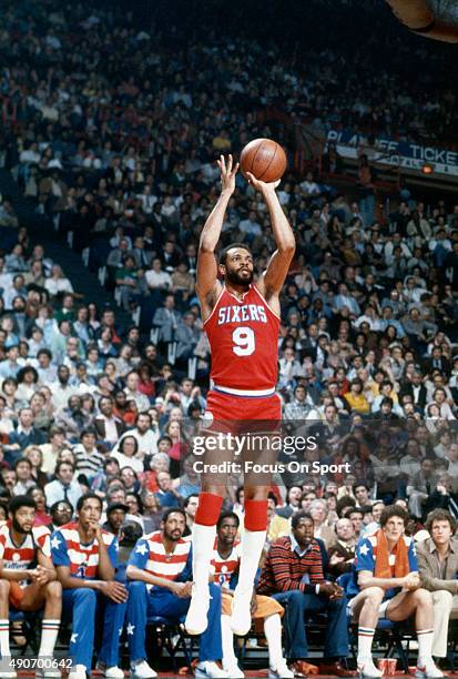 Lionel Hollins f the Philadelphia 76ers shoots against the Washington Bullets during an NBA basketball game circa 1981 at the Capital Centre in...