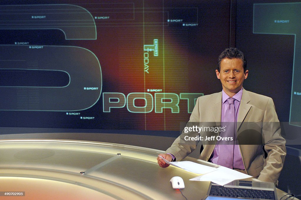 Mike Bushell Mike Bushell, on the studio set of BBC News Sport 24. News Photo ...