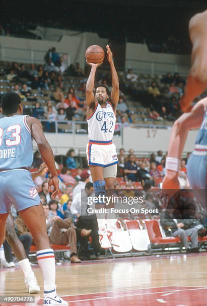 Mike Woodson of the Los Angeles Clippers shoots against the Sacramento Kings during an NBA basketball game circa 1988 at the Los Angeles Memorial...
