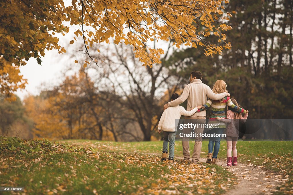 Familie gehen im park