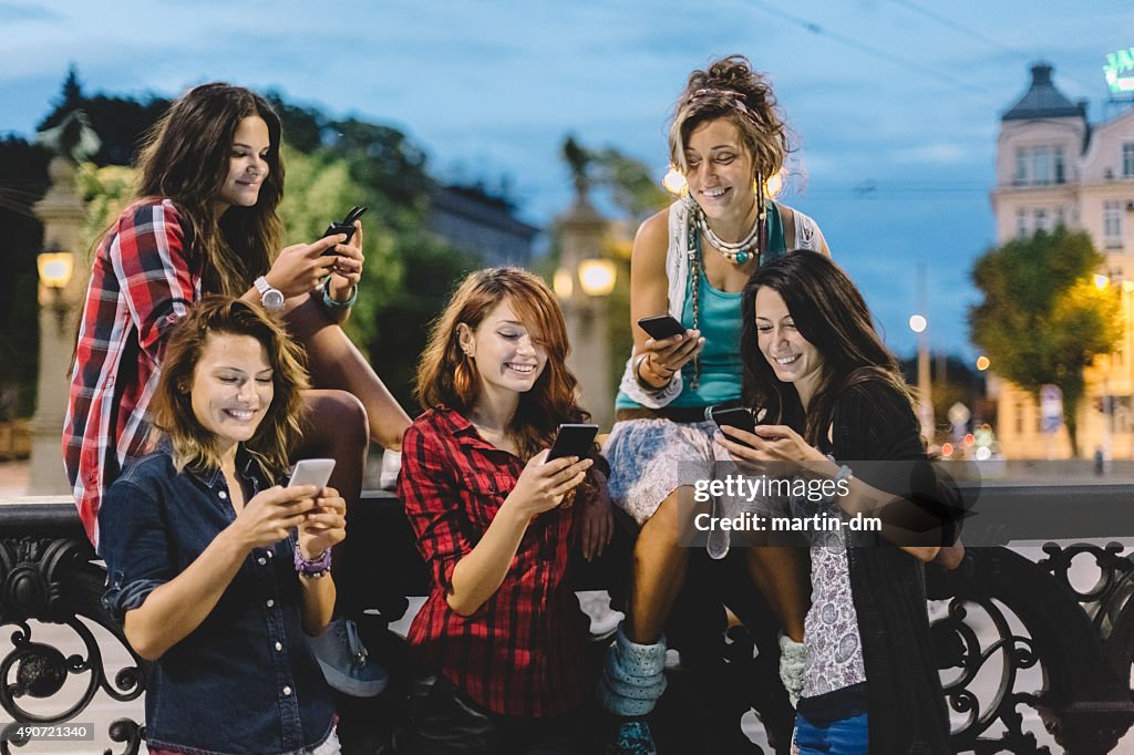 Gruppo di amici di SMS su smartphone